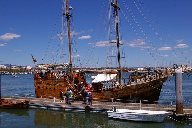 Cruise 3, Benagil - Afternoon - Caves 14:30H - 17:00H - Sailing out of Portimão: Ferragudo and the Alfanzina lighthouse run
